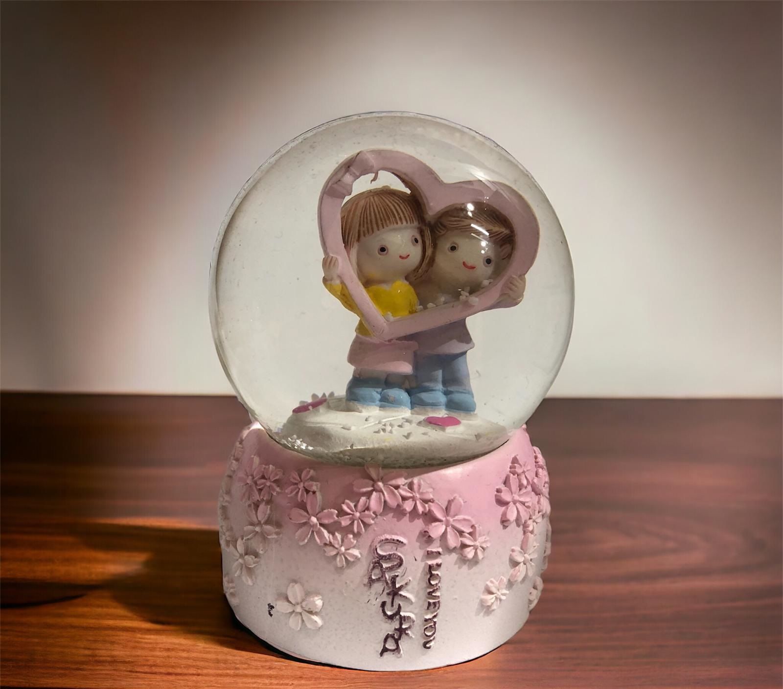 Dekoratif Kalp Tutan Sevgili Cam Kar Küresi (9cm x 7cm)