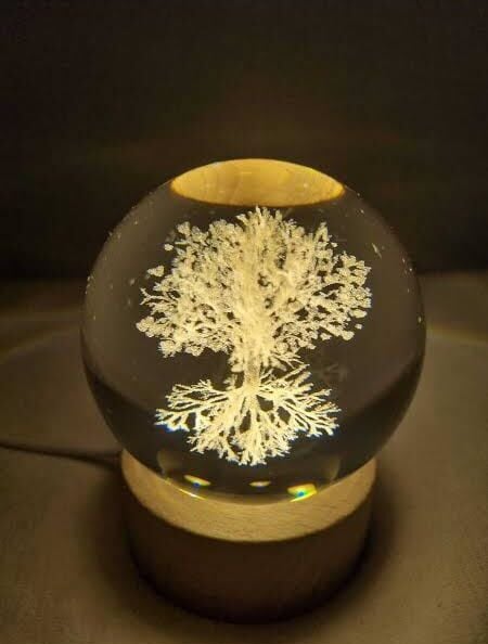 Dekoratif Hayat Ağacı Tasarımlı Ahşap Altlıklı Işıklı Cam Küre (6 cm)