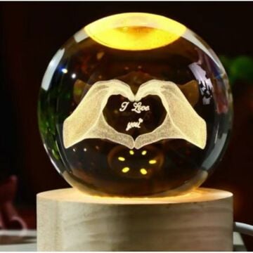 Dekoratif Ahşap Kare Altlıklı Kalpli El Temalı Işıklı Cam Küre (6 cm)