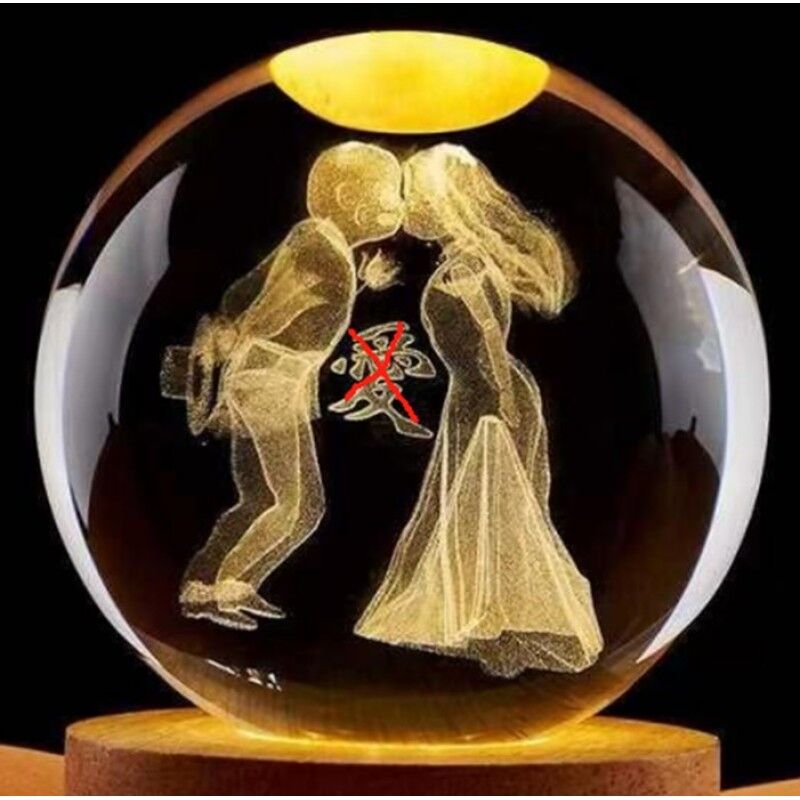 Dekoratif Ahşap Kare Altlıklı Öpüşen Sevgili Işıklı Cam Küre (6 cm)