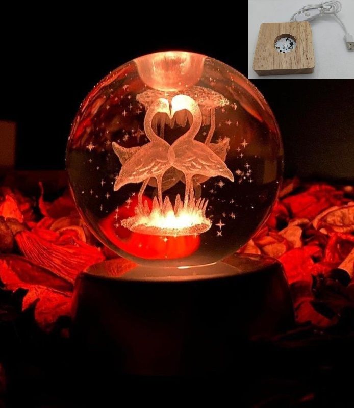 Dekoratif Ahşap Kare Altlıklı Flamingolar Işıklı Cam Küre (8 cm)
