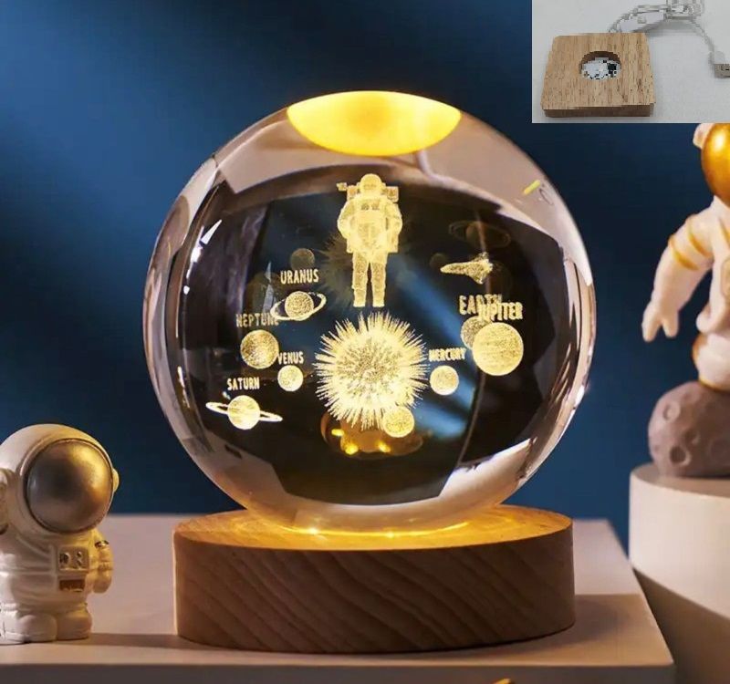 Dekoratif Ahşap Kare Altlıklı Astronot Ve Gezegenler Işıklı Cam Küre (8 cm)