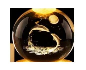 Dekoratif Yunuslar Tasarımlı Ahşap Altlıklı Işıklı Cam Küre (6 cm)