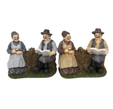 Kütükte Oturan Kahve İçen Kitap Okuyan Sevimli Dede Nine Biblosu