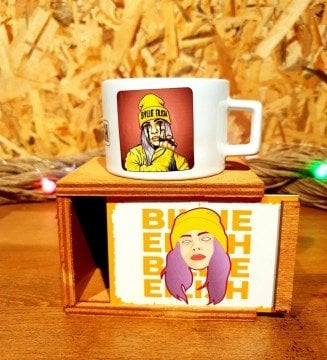 Billie Eilish Tasarımlı Ahşap Kutulu Kupa