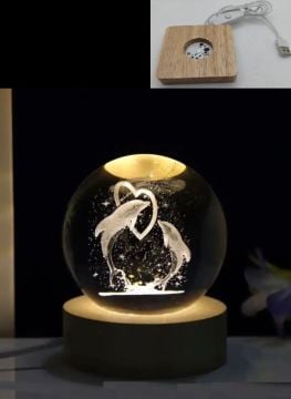 Dekoratif Ahşap Kare Altlıklı Kalp Ve Yunus Balıkları Işıklı Cam Küre (6 cm)
