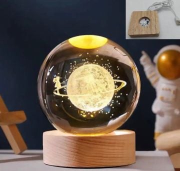 Dekoratif Ahşap Kare Altlıklı Gezegen Ve Kız Işıklı Cam Küre (6 cm)