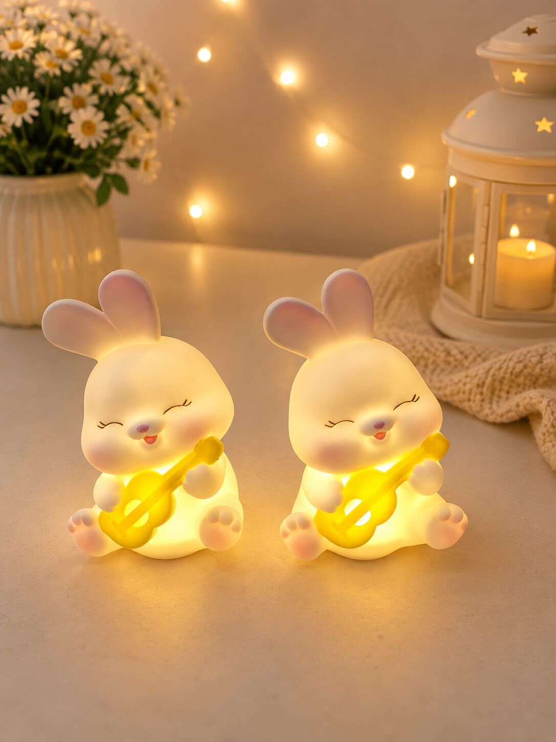 Gitar Çalan LED Işıklı Tavşan Biblo Masaüstü Dekoru ve Gece Lambası