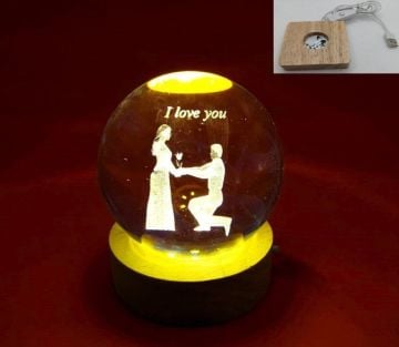 Dekoratif Ahşap Kare Altlıklı Sevgili Işıklı Cam Küre (6 cm)