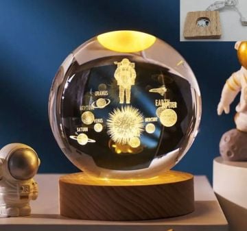 Dekoratif Ahşap Kare Altlıklı Astronot Ve Gezegenler Işıklı Cam Küre (6 cm)