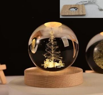 Dekoratif Ahşap Kare Altlıklı Çam Ağacı Temalı Işıklı Cam Küre (6 cm)