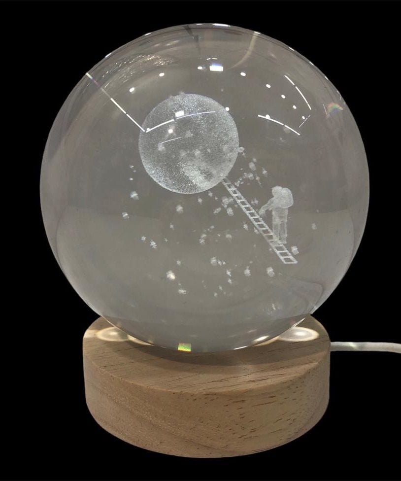 Dekoratif Merdivenli Astronot Tasarımlı Ahşap Altlıklı Işıklı Cam Küre (10 cm)