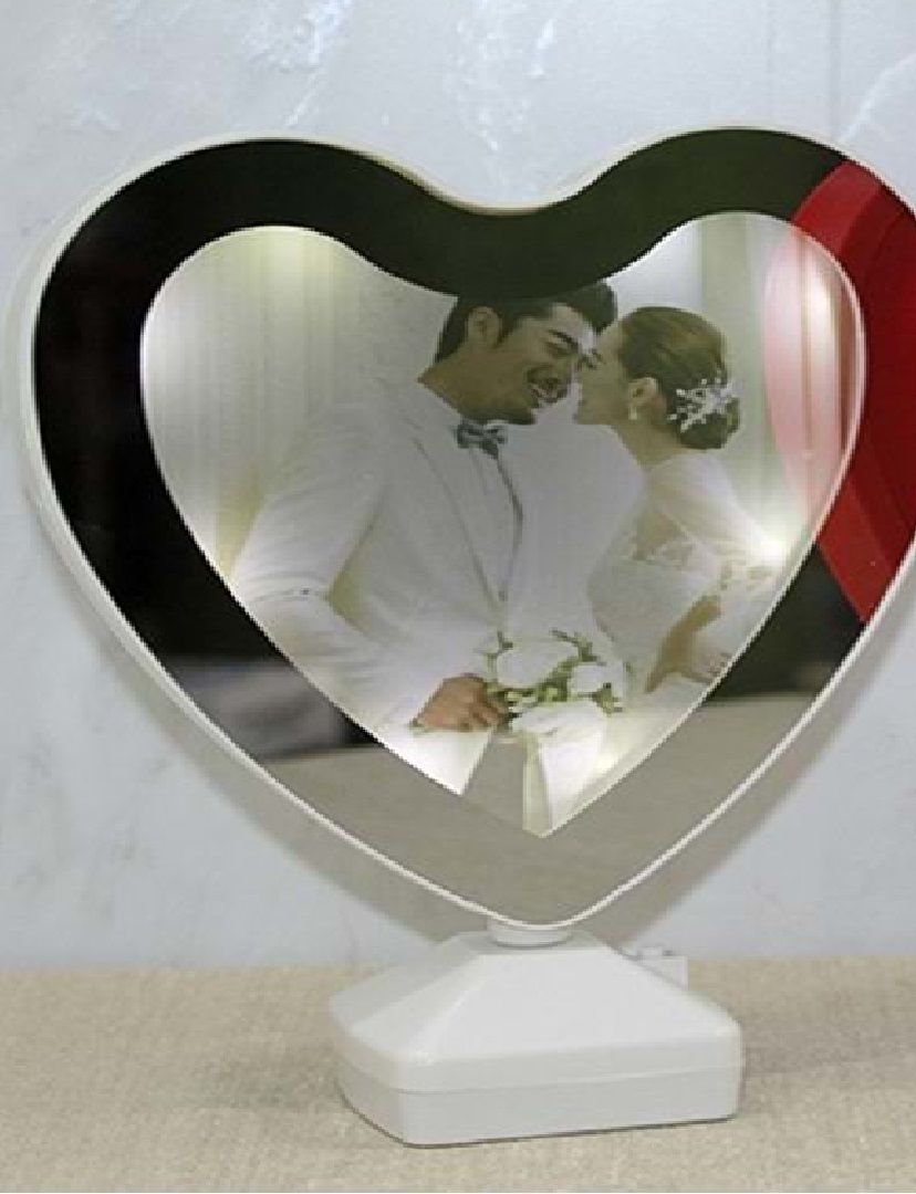 Kalp Tasarımlı Ayna Led Işıklı Fotoğraf Çerçevesi (23 cm x 20 cm)