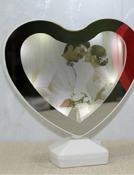 Kalp Tasarımlı Ayna Led Işıklı Fotoğraf Çerçevesi (23 cm x 20 cm)
