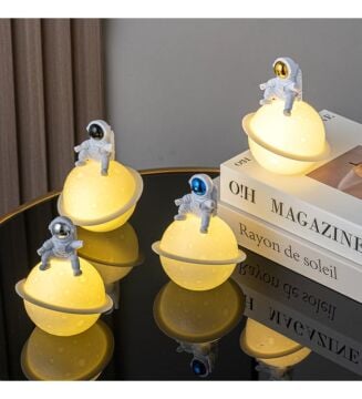 Ay Üstünde Oturan Astronot Dekoratif Gece Lambası