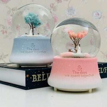 Ağacın Altında Duran Sevgili Temalı Işıklı Müzikli Cam Kar Küresi
