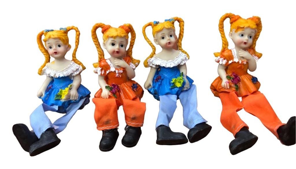 Polyester 4'lü  Ayakları Sallanan Saçları Örgülü Kızlar