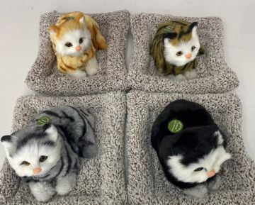 Minderde Uzanan Miyavlayan Renkli Peluş Kedi (24 cm)