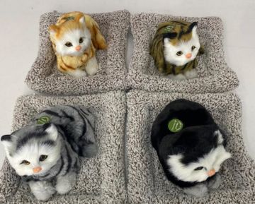 Minderde Uzanan Miyavlayan Renkli Peluş Kedi (17 cm)